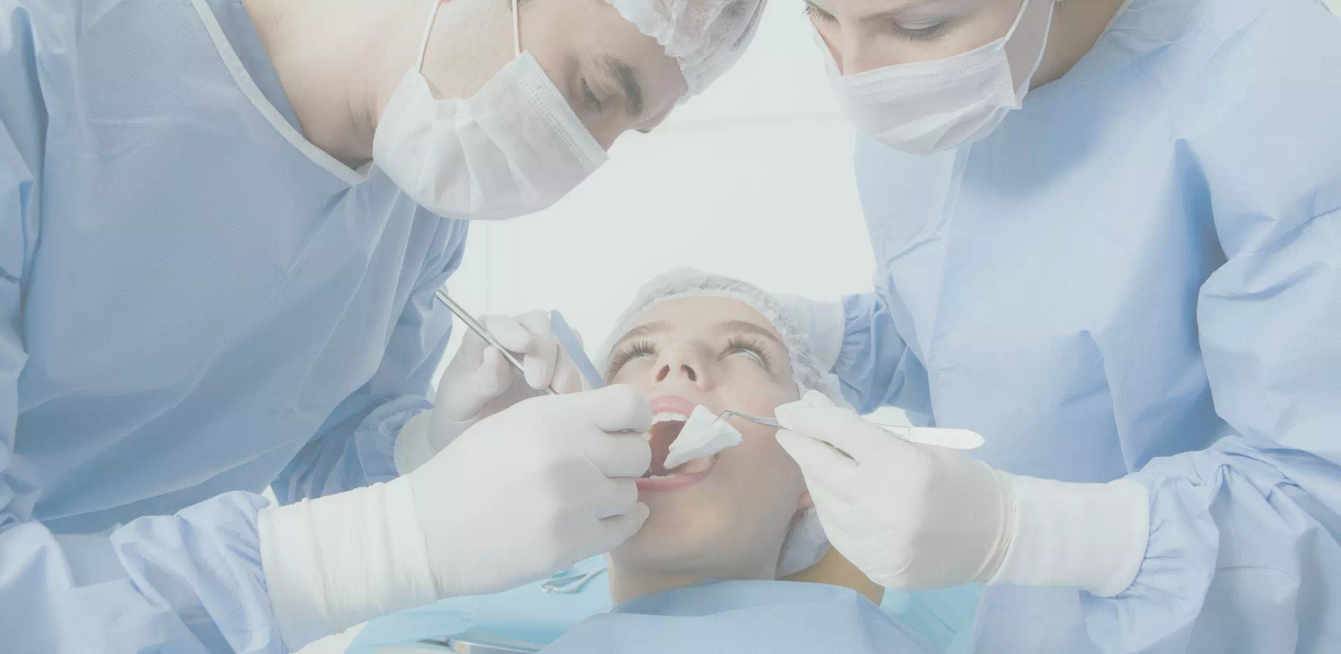 Dentyści pracujący przy pacjentce